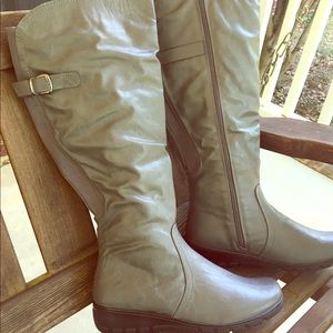 NWOT Wide-Calf Gray Boots